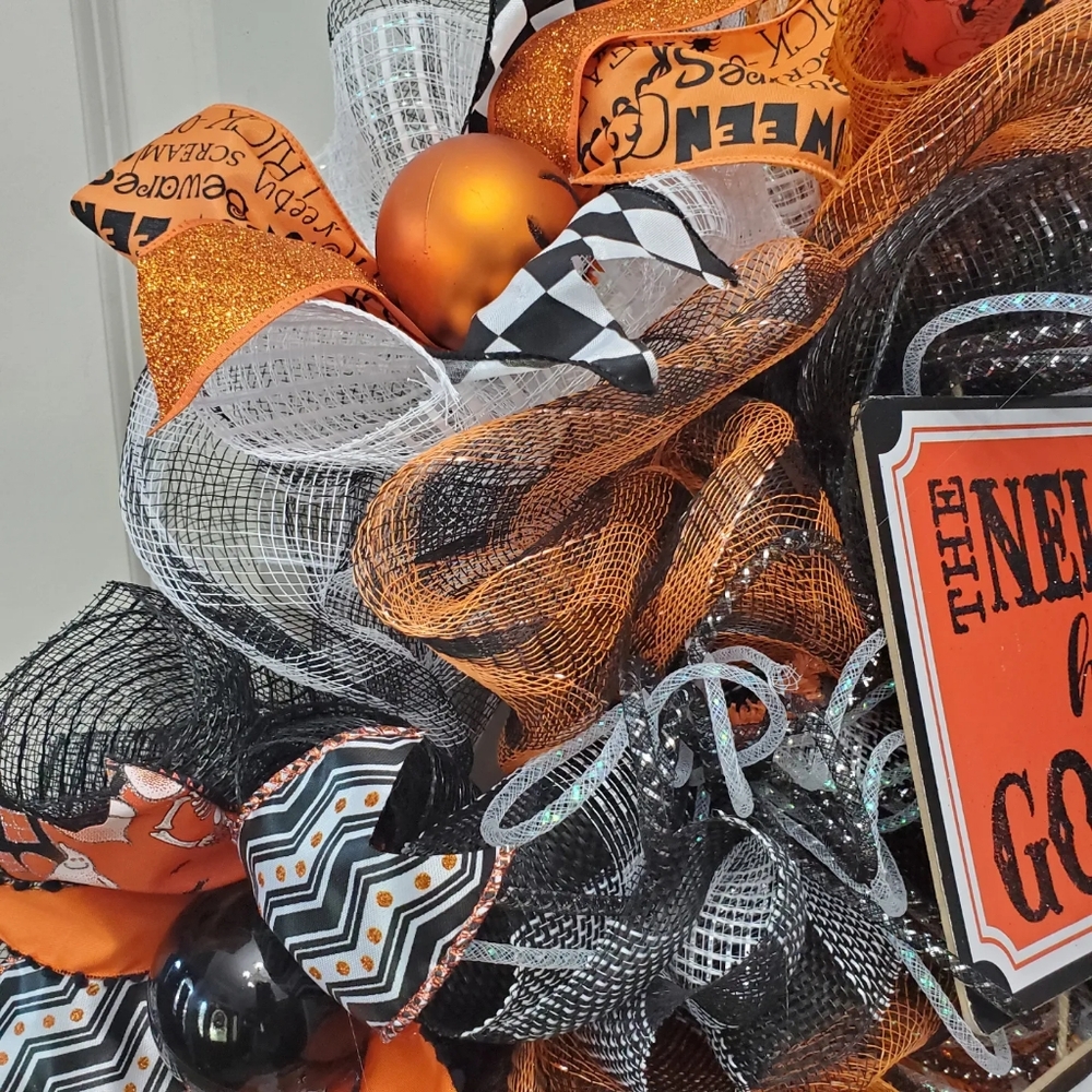 "The Neighbors Have the Good Candy" Halloween Wreath - Picture 5 of 7